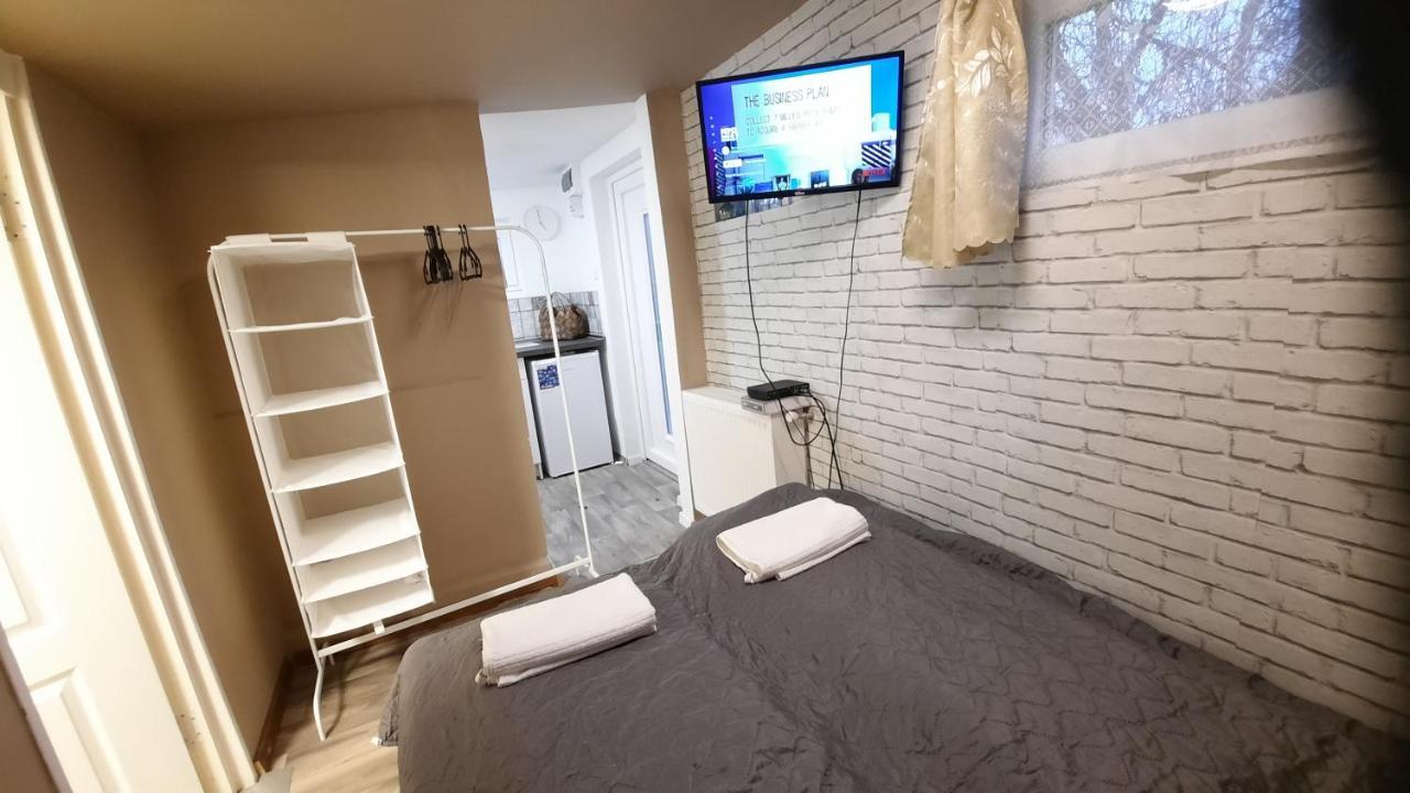 Hi-Bp Garden City Batsanyi Tiny House Near The City Train With Free Parking Budapest Eksteriør billede